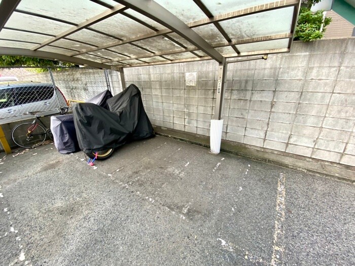 物件外観写真4　(バイク置き場)