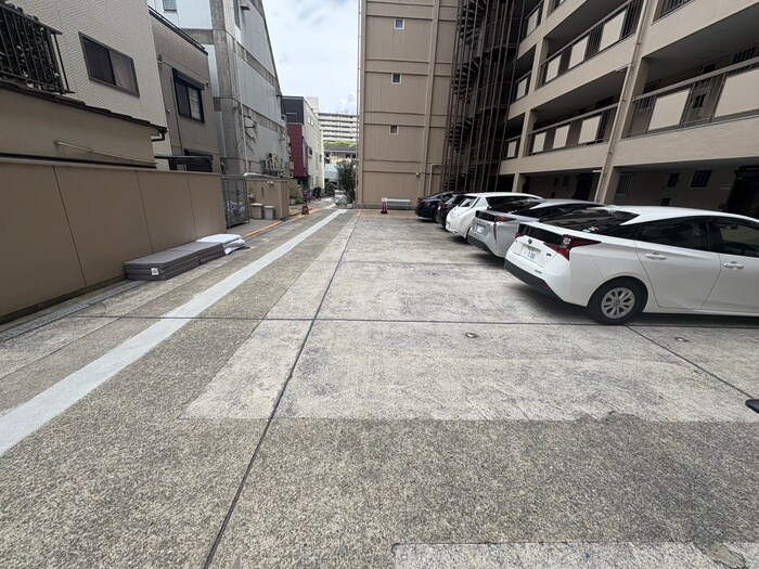 物件外観写真3　(駐車場)