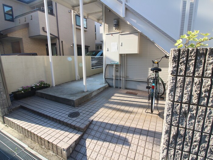 物件外観写真3　(エントランス部分)