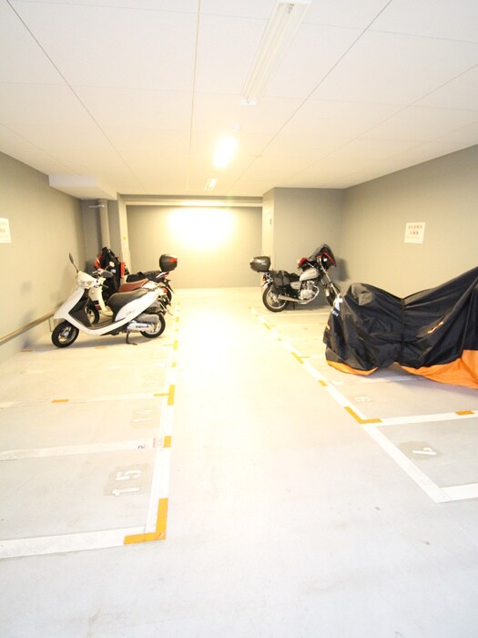 物件外観写真6　(バイク置き場)