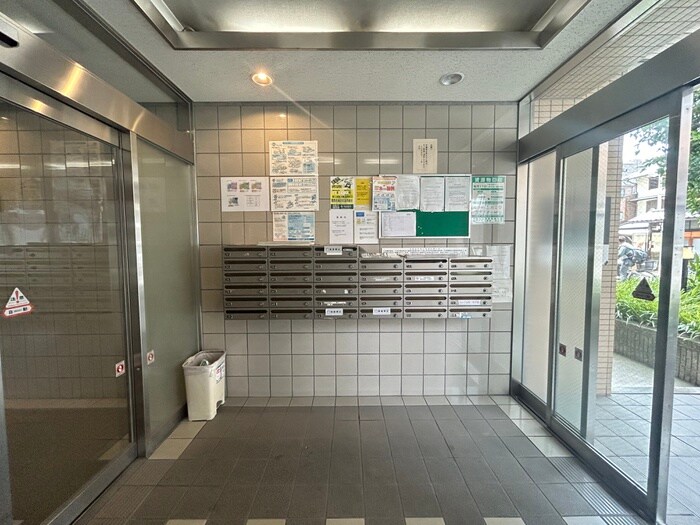 物件外観写真3　(エントランス部分)