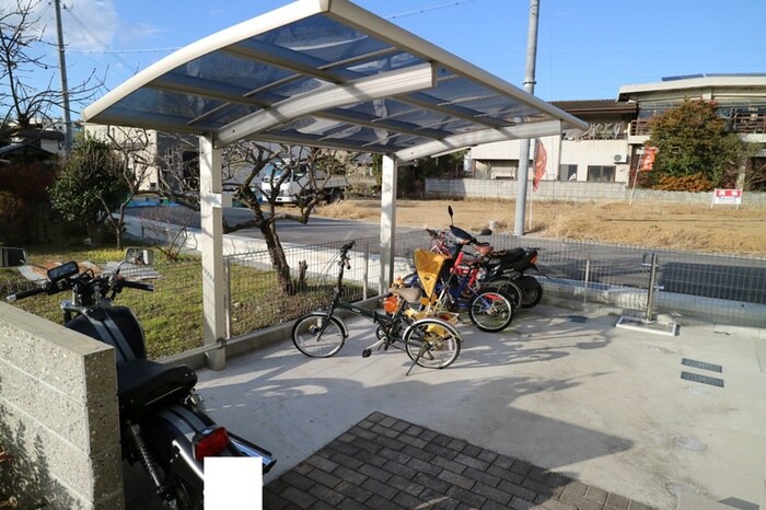 物件外観写真3　(駐輪場)