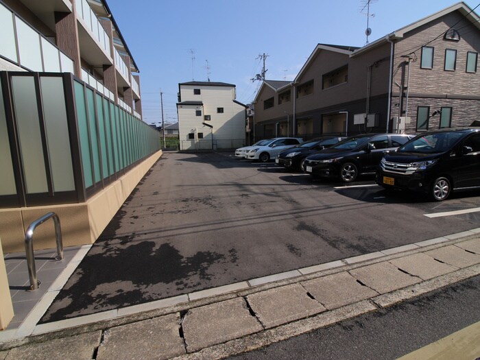 物件外観写真5　(駐車場)
