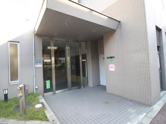 物件外観写真2　(エントランス部分)