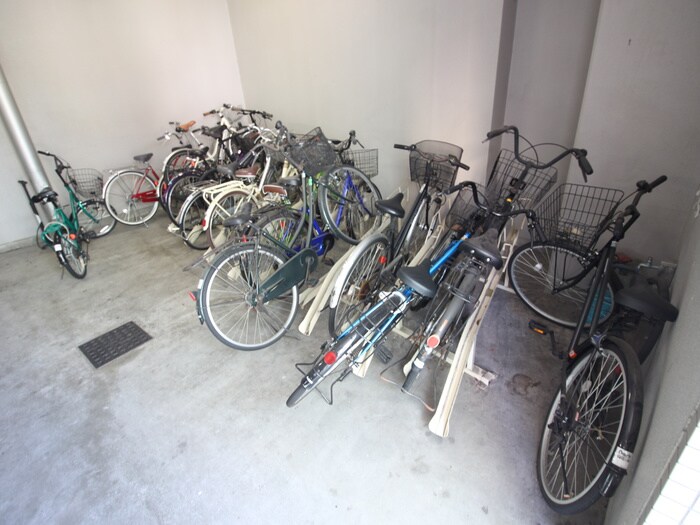 物件外観写真4　(駐輪場)