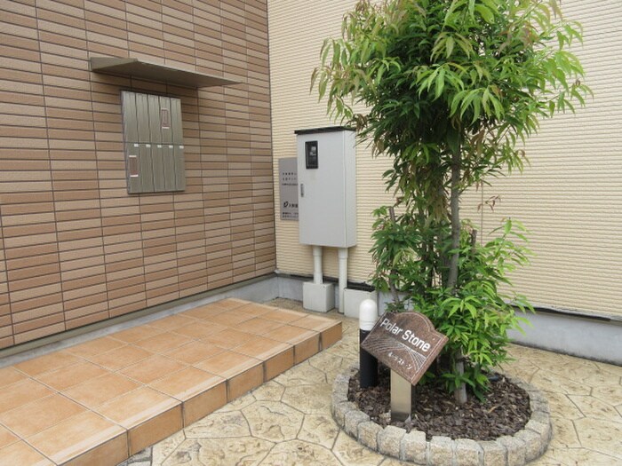 物件外観写真2　(エントランス部分)