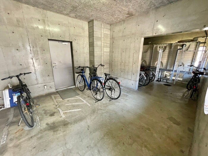 物件外観写真4　(駐輪場)