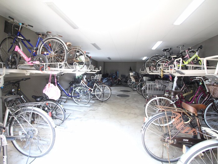 物件外観写真4　(駐輪場)