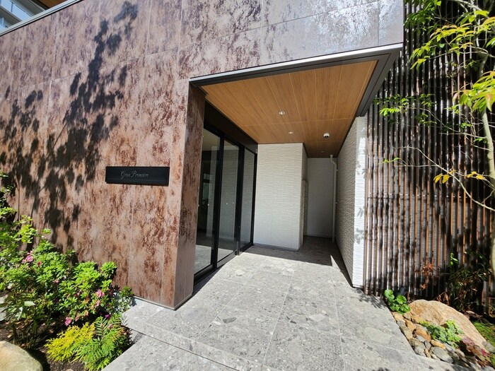 物件外観写真3　(エントランス部分)