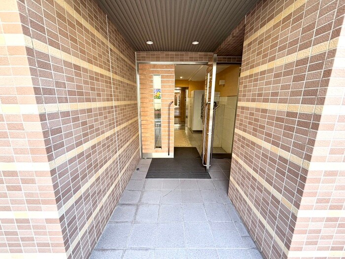 物件外観写真3　(エントランス部分)