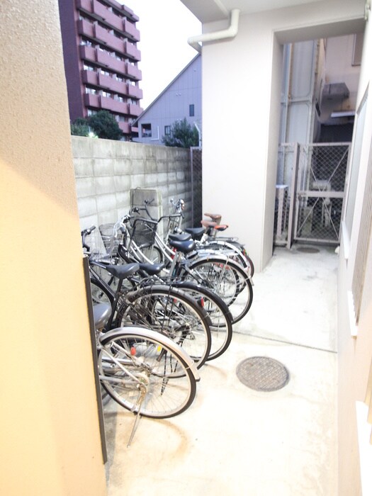 物件外観写真4　(駐輪場)