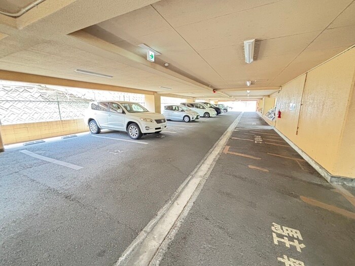 物件外観写真4　(駐車場)