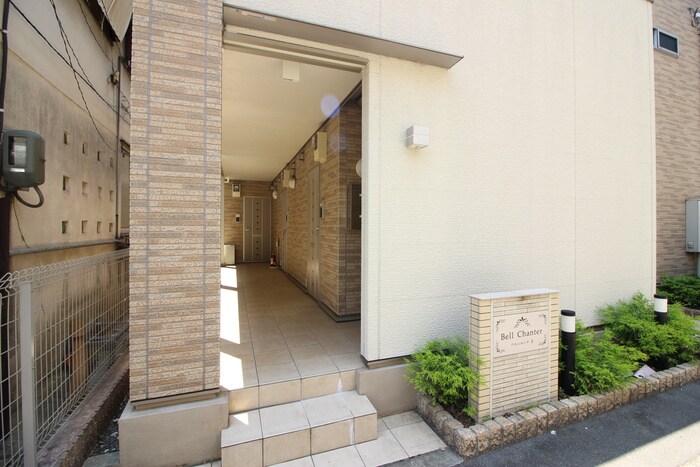 物件外観写真3　(エントランス部分)