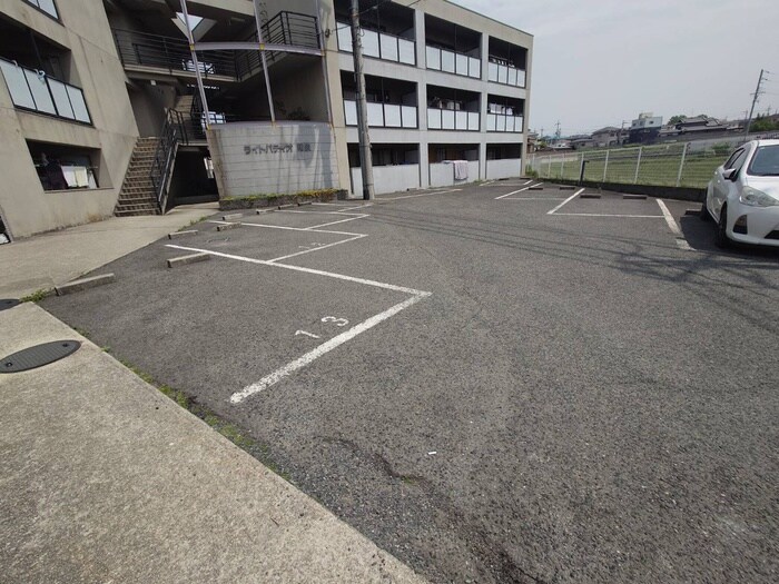 物件外観写真5　(駐車場)