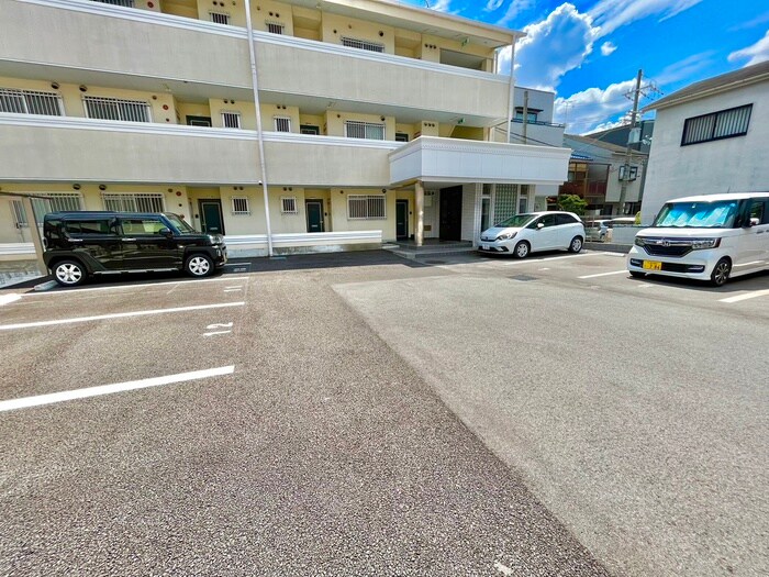 物件外観写真3　(駐車場)