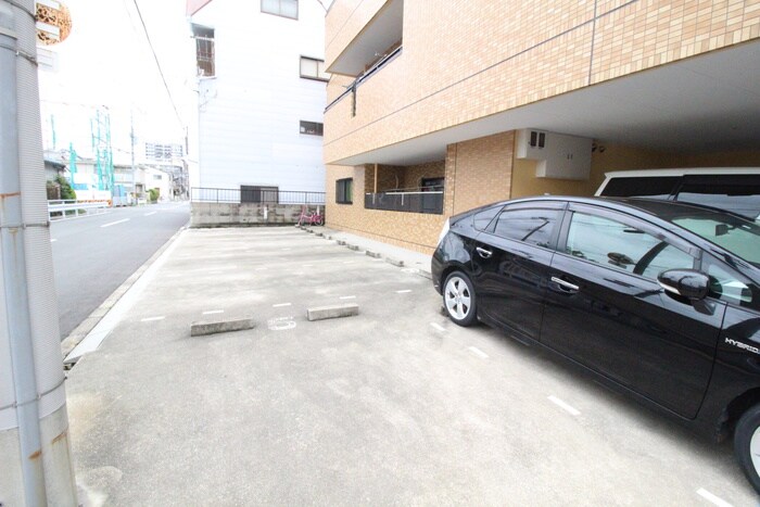 物件外観写真3　(駐車場)
