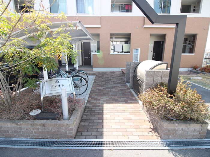 物件外観写真2　(エントランス部分)