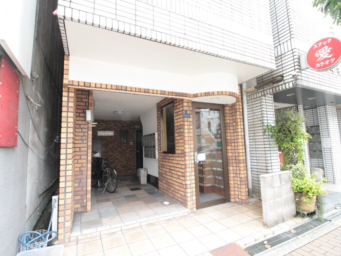 物件外観写真3　(エントランス部分)