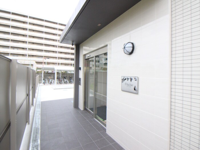 物件外観写真3　(エントランス部分)