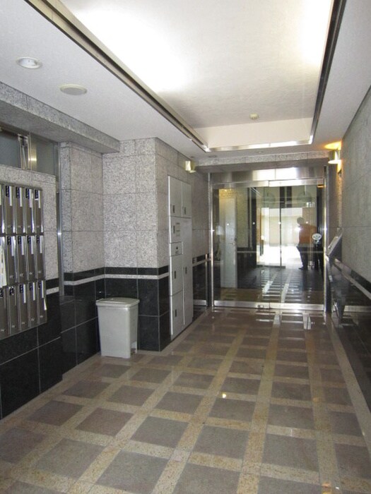 物件外観写真2　(エントランス部分)