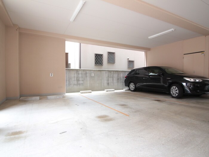 物件外観写真3　(駐車場)