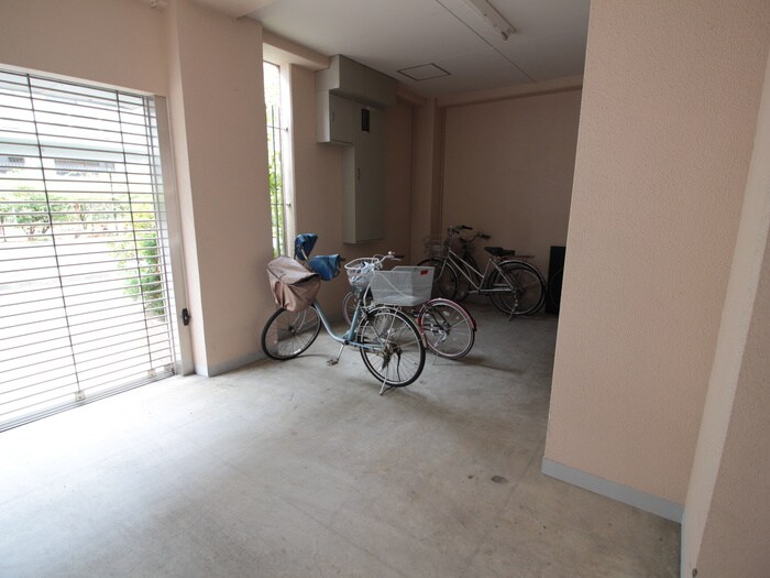 物件外観写真4　(駐輪場)