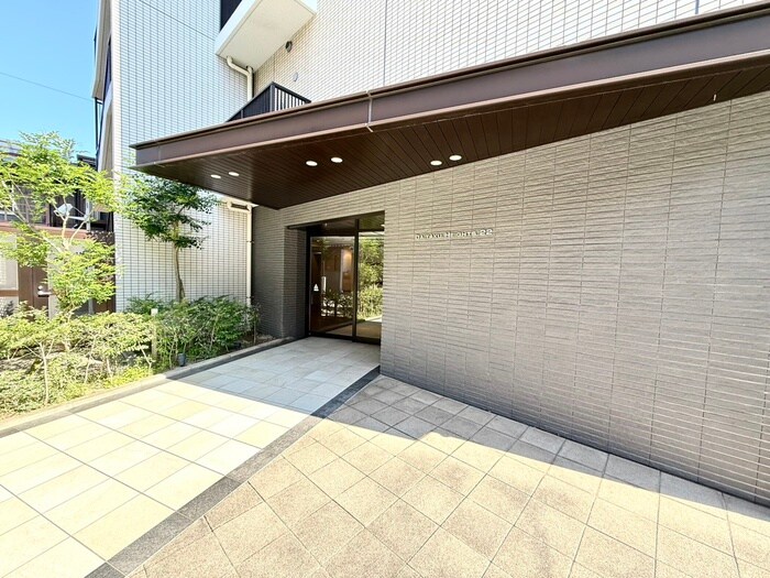 物件外観写真2　(エントランス部分)