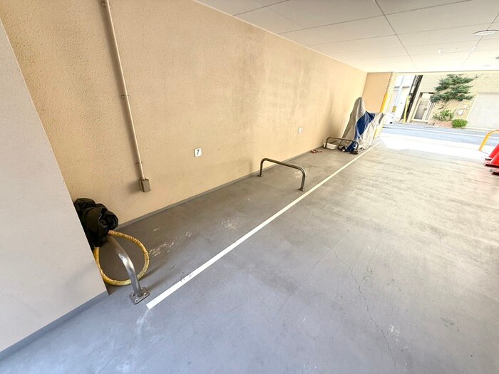 物件外観写真4　(バイク置き場)