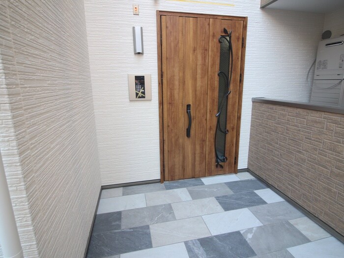 物件外観写真2　(エントランス部分)