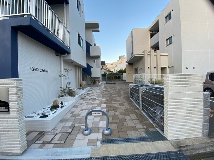 物件外観写真2　(エントランス部分)