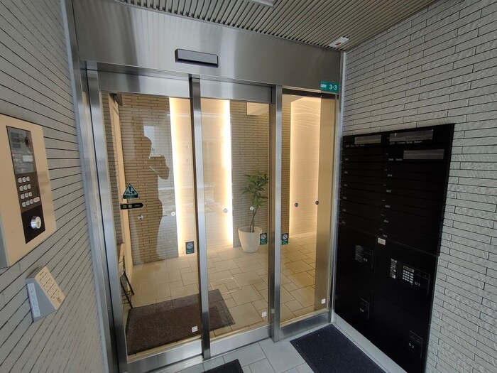 物件外観写真3　(エントランス部分)