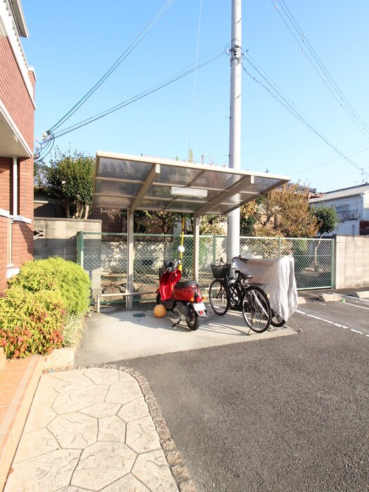 物件外観写真4　(バイク置き場)