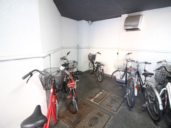 物件外観写真4　(駐輪場)