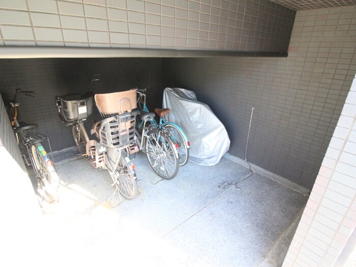 物件外観写真4　(駐輪場)
