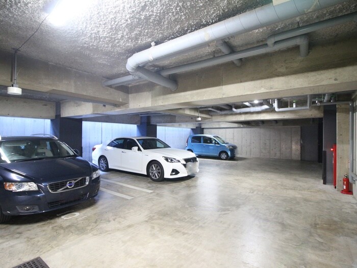 物件外観写真5　(駐車場)