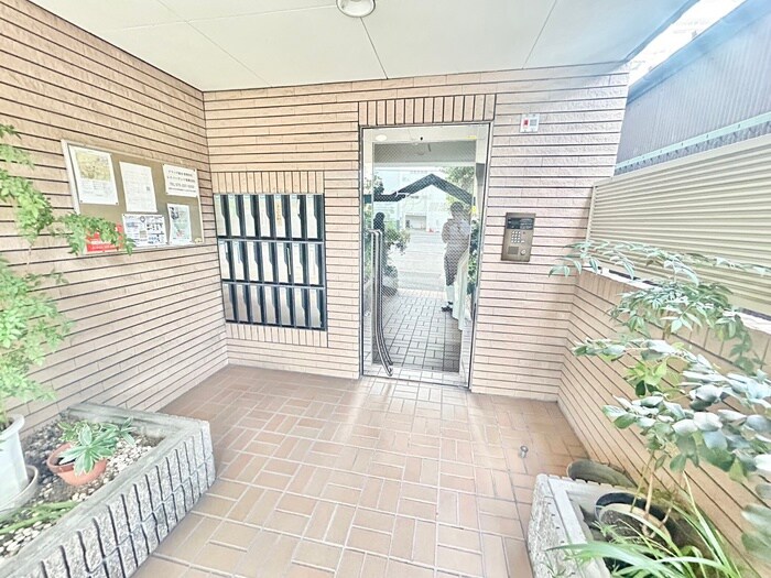 物件外観写真2　(エントランス部分)