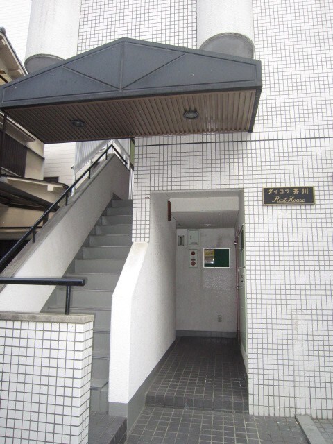 物件外観写真3　(エントランス部分)