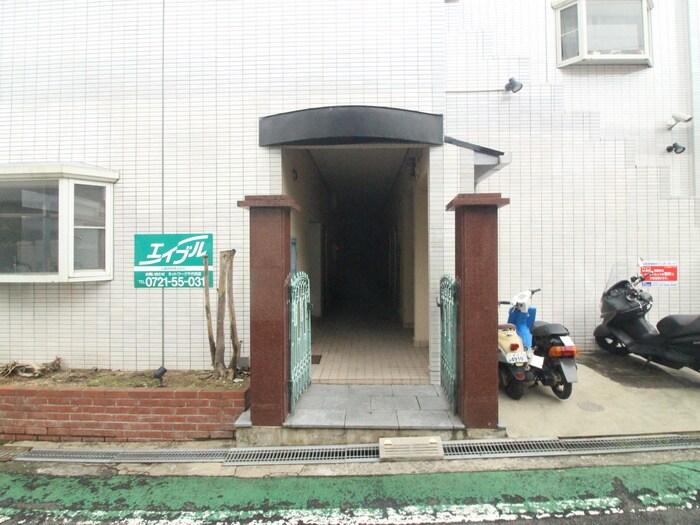 物件外観写真3　(エントランス部分)