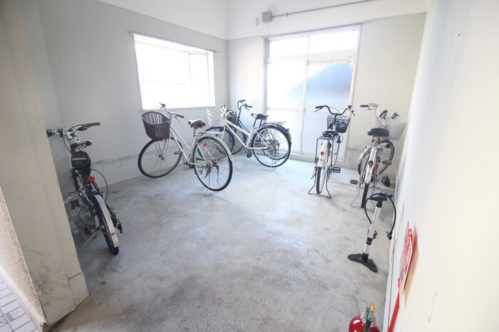 物件外観写真4　(駐輪場)