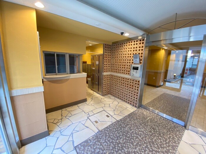 物件外観写真2　(エントランス部分)