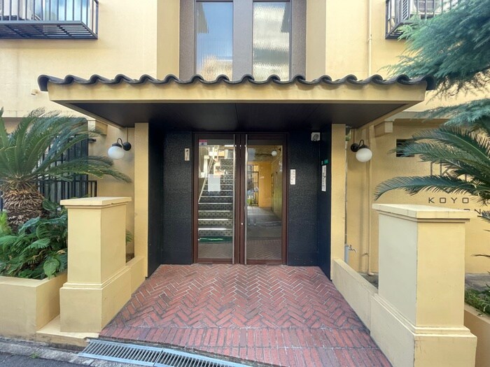 物件外観写真5　(エントランス部分)