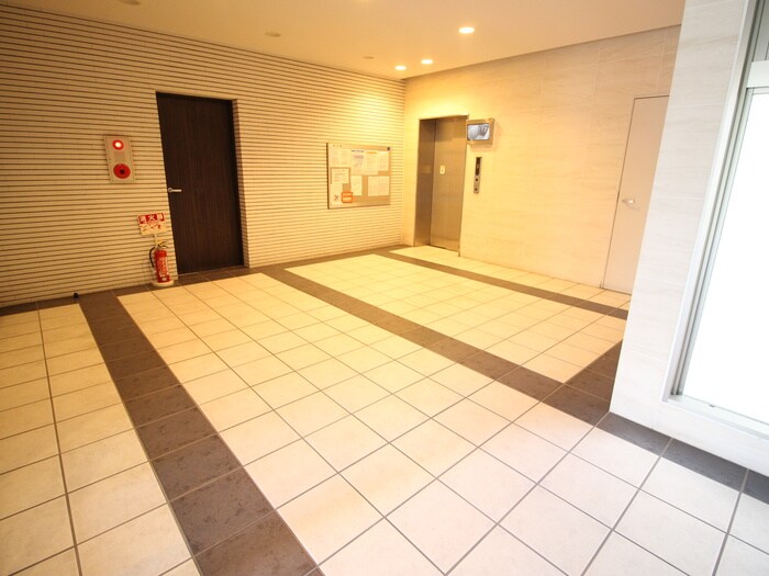 物件外観写真5　(エントランス部分)