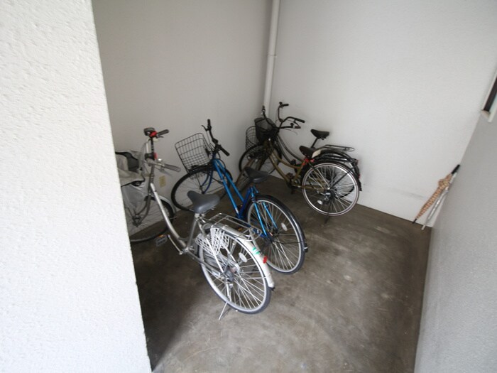 物件外観写真3　(駐輪場)