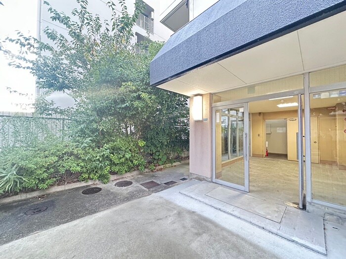 物件外観写真2　(エントランス部分)