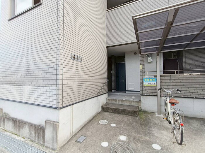 物件外観写真3　(エントランス部分)