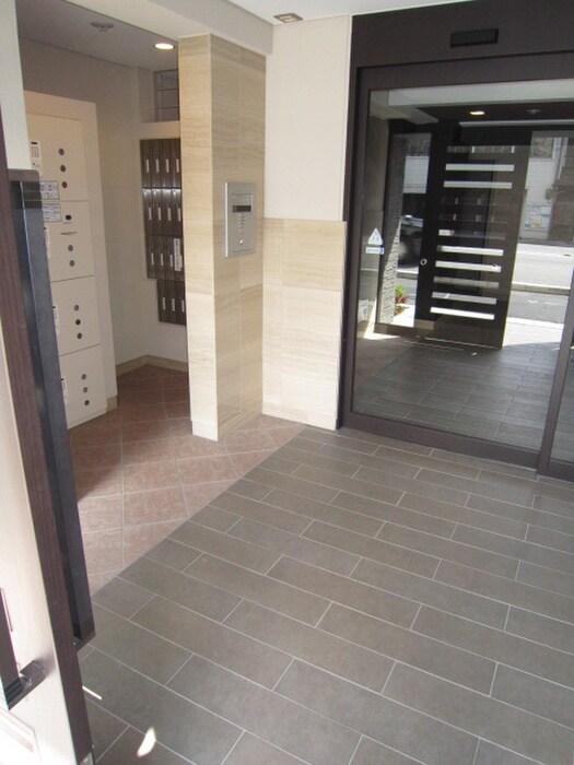 物件外観写真2　(エントランス部分)