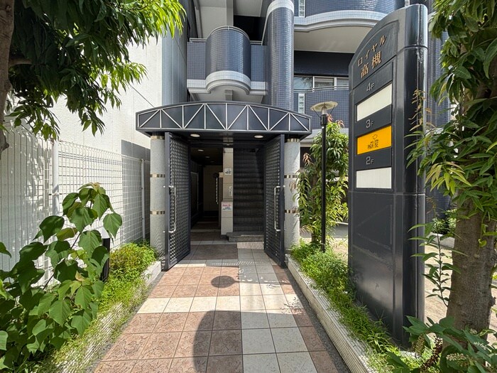 物件外観写真4　(エントランス部分)
