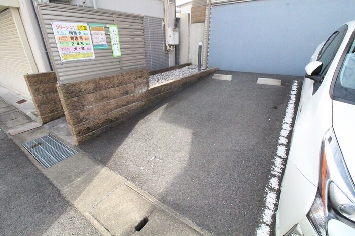 物件外観写真5　(駐車場)