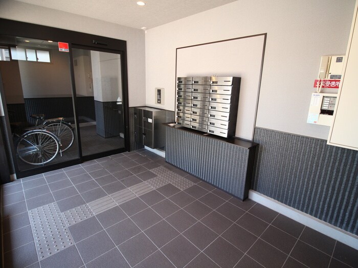 物件外観写真2　(エントランス部分)