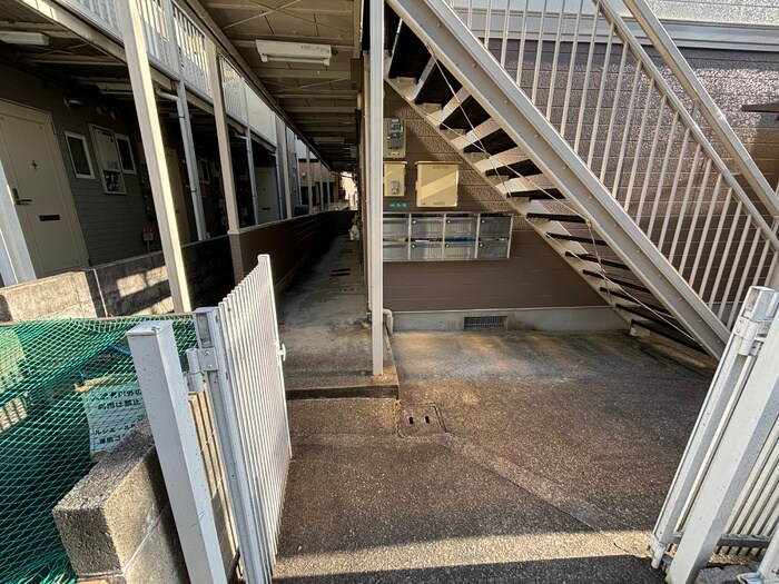 物件外観写真6　(エントランス部分)